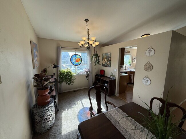 Foto del edificio - 739 Ponderosa Dr