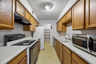 Building Photo - 9700 Leawood Blvd