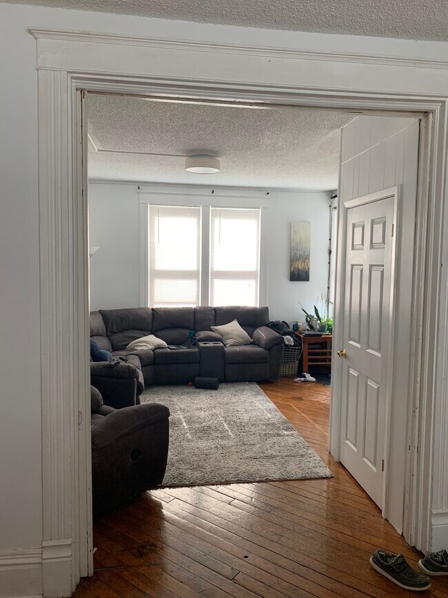 Living room - 624 S Governor St
