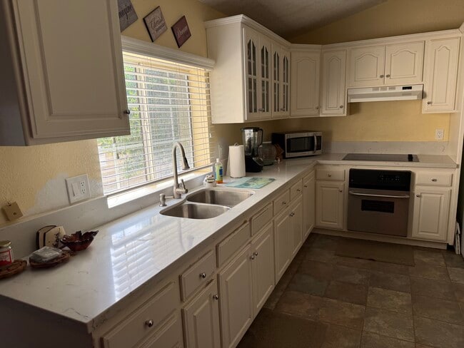 Building Photo - 3021 Grand Ave