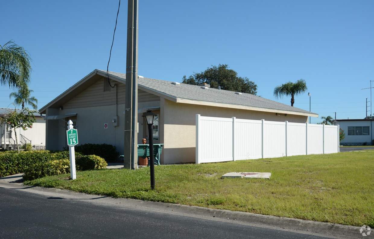 Village on the Greens Apartments in Bradenton, FL