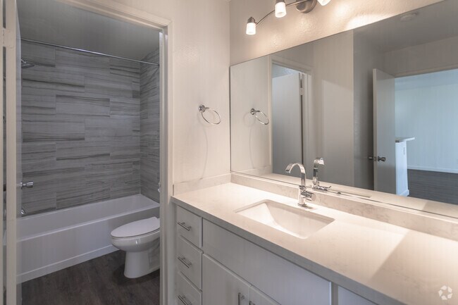 1BR,1BA- 650SF- Bathroom - Marathon Apartments