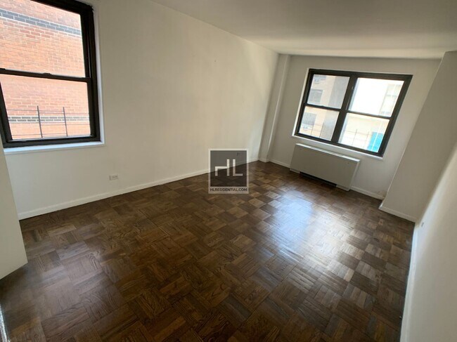 Building Photo - 5 AVENUE