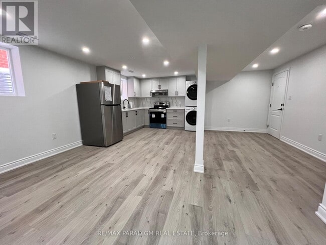 Building Photo - 691 Ashprior Ave
