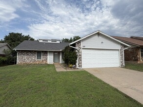 Building Photo - 137 Oak Tree Dr