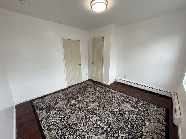 Building Photo - 435 Monmouth St