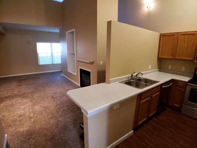 Building Photo - Open Condo in Stone Canyon