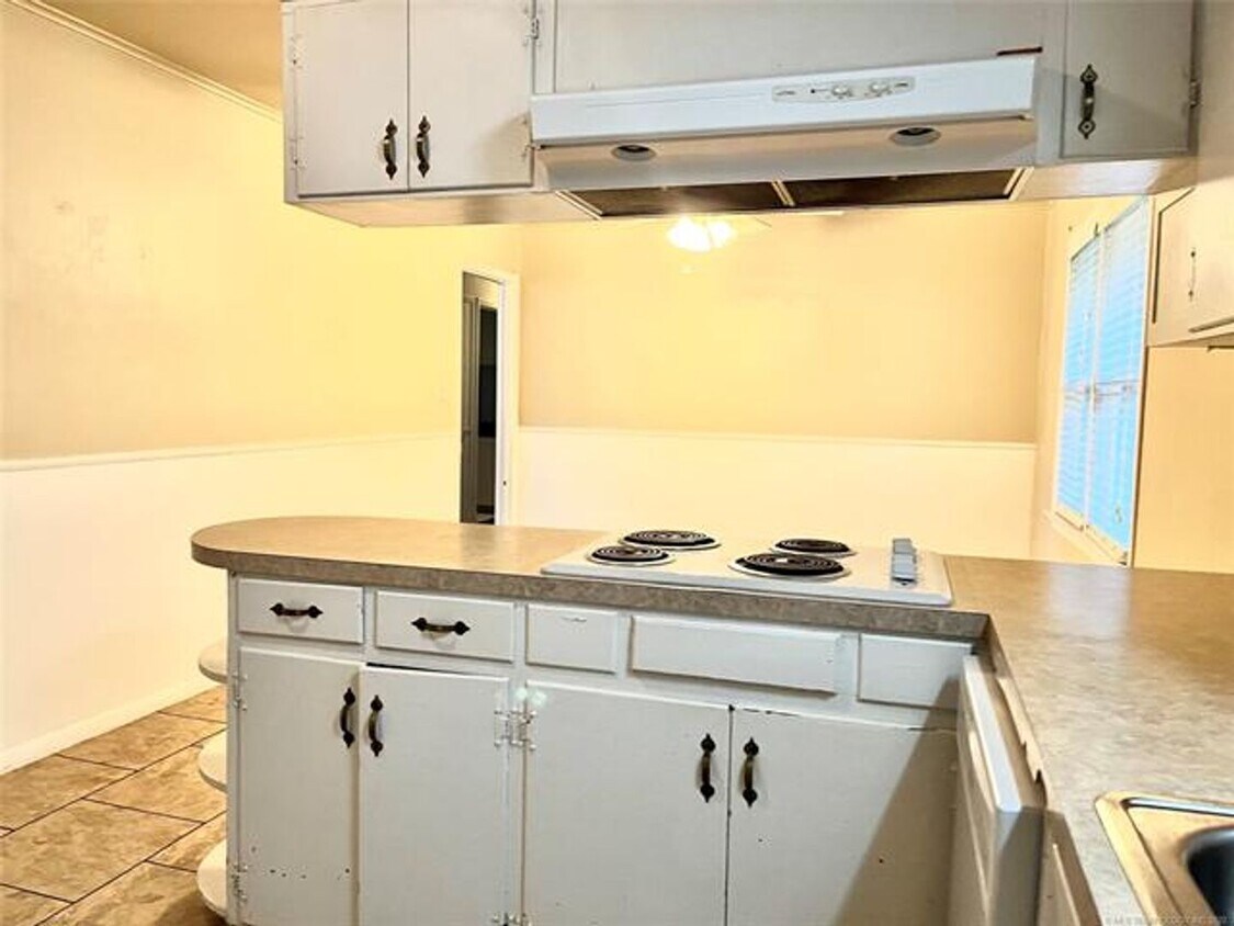 Foto del edificio - Convenient Location with Huge Rooms and Ba...