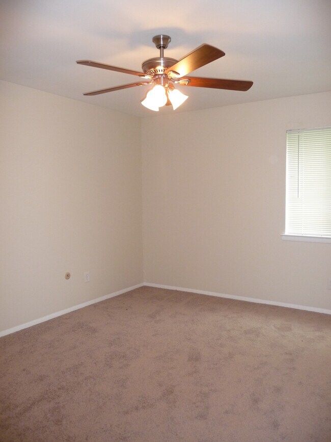 Foto del edificio - 706 Meadow Woods Ln