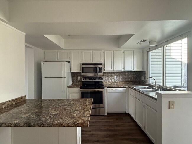 Building Photo - Townhouse For Rent in Virginia Beach