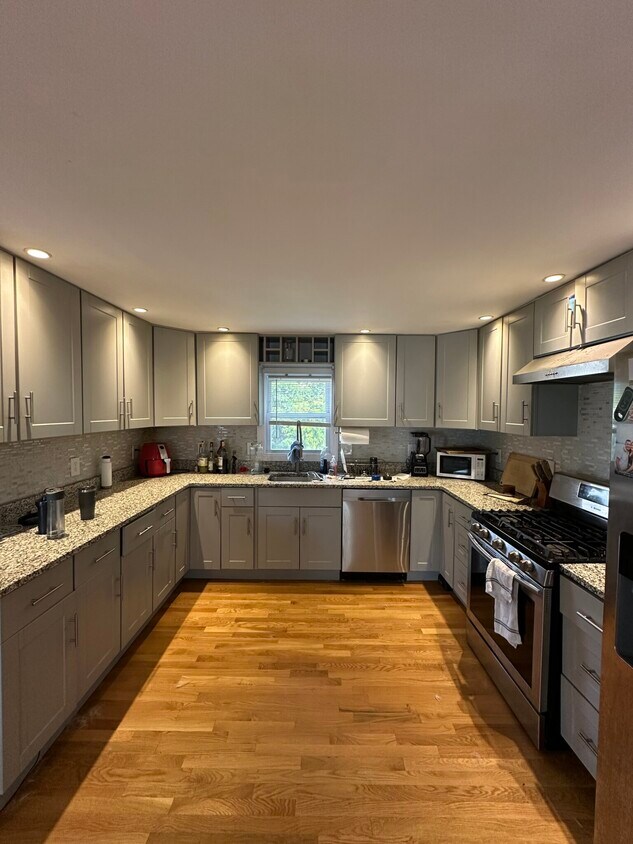 Foto principal - 136 W Squantum St