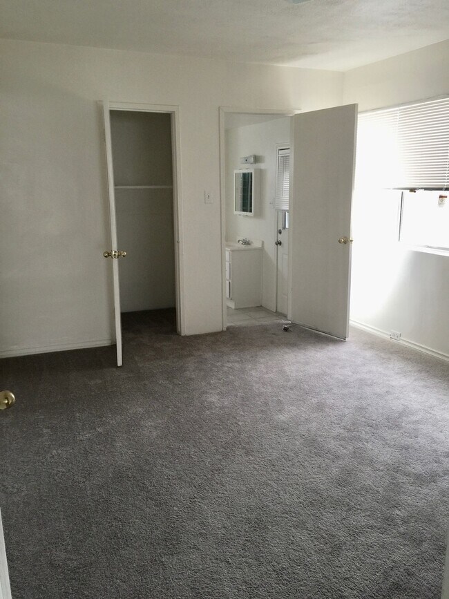 Foto del edificio - 4 BEDROOM 2 BATH HOUSE