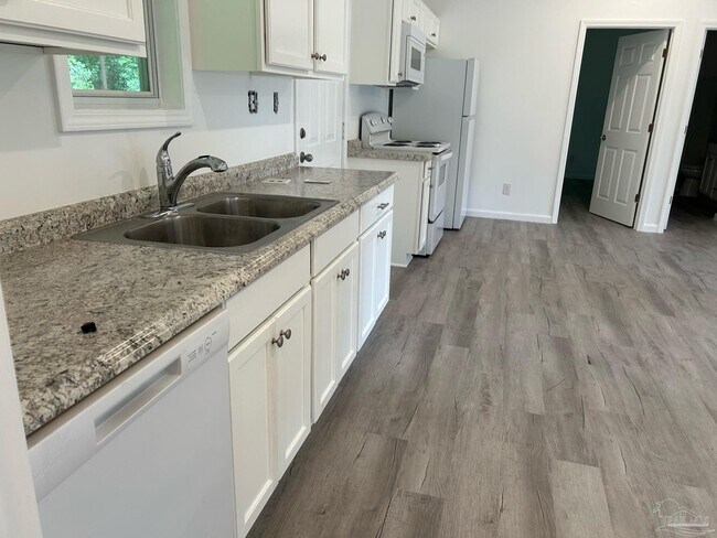 Foto del edificio - 5711 Pine Ln
