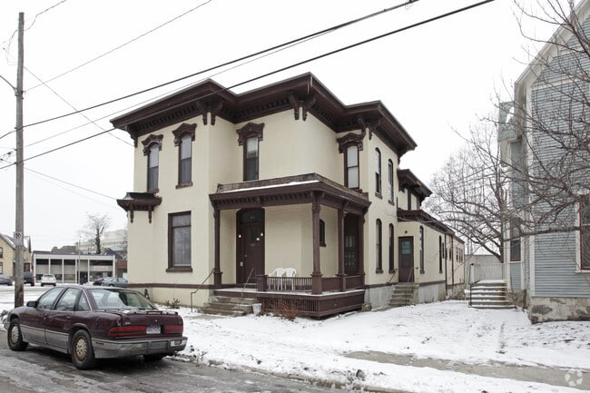 Building Photo - 121 SE Prospect Ave