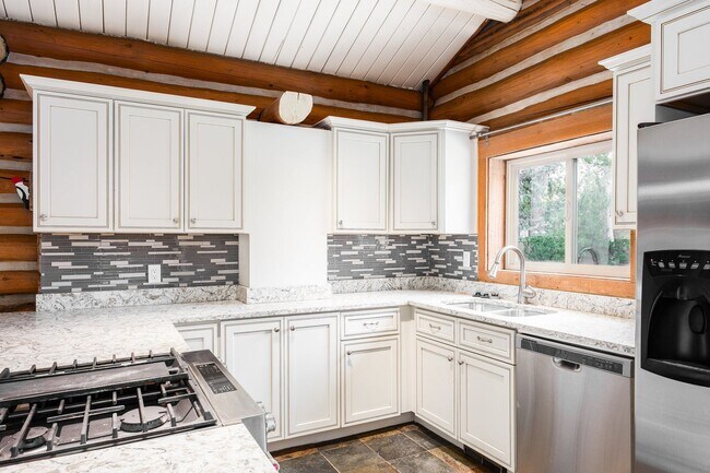 Foto del edificio - Updated Log Cabin in Park City — Modern Co...