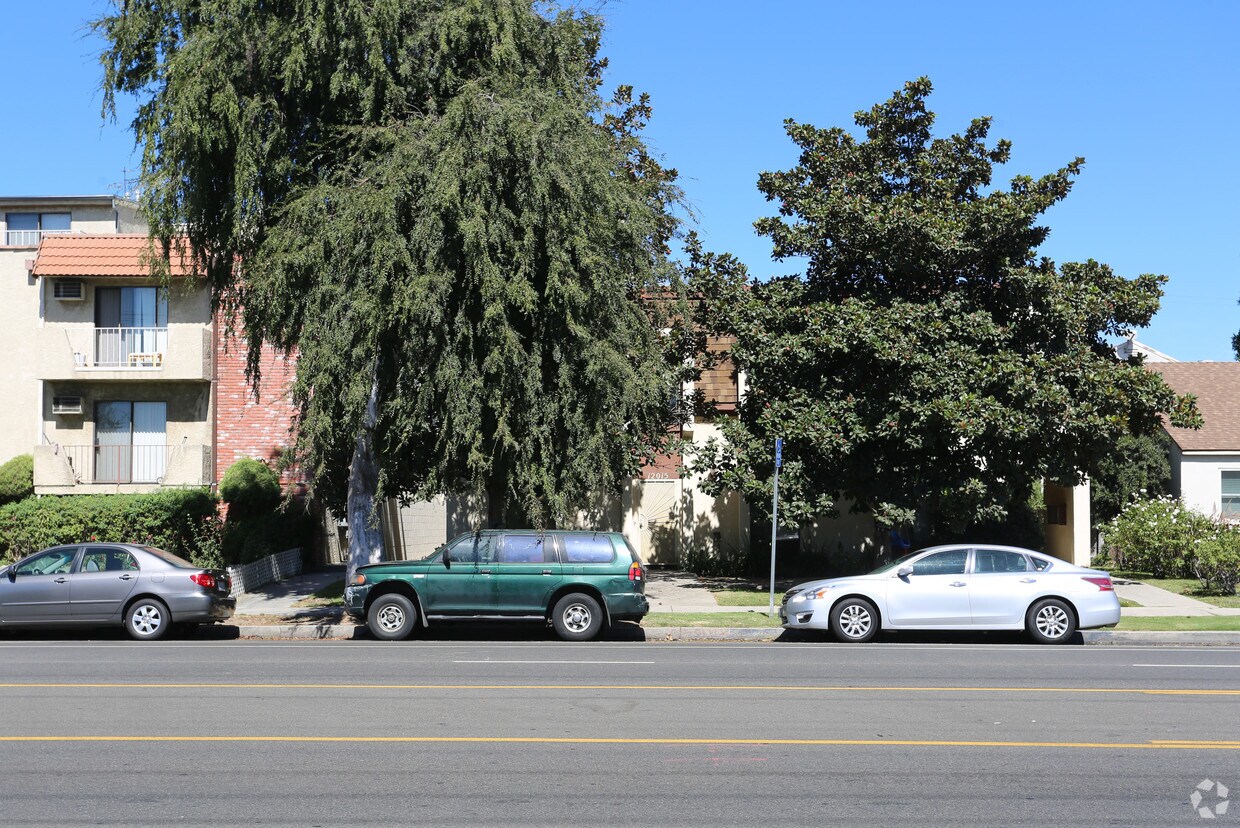 Edificio - 12015 Burbank Blvd