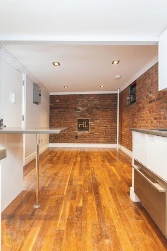 Building Photo - AVE A