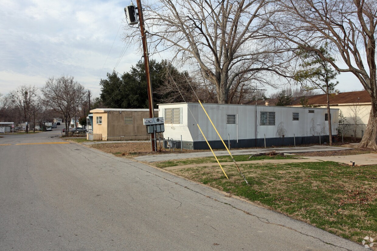 Zoppe's Mobile Manor Apartments in Seagoville, TX