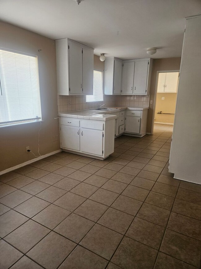 Foto del edificio - 3 BEDROOM, 2 BATHROOM HOME IN VICTORVILLE....