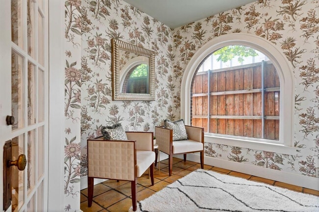 Building Photo - Room in Apartment on Lakeshore Dr