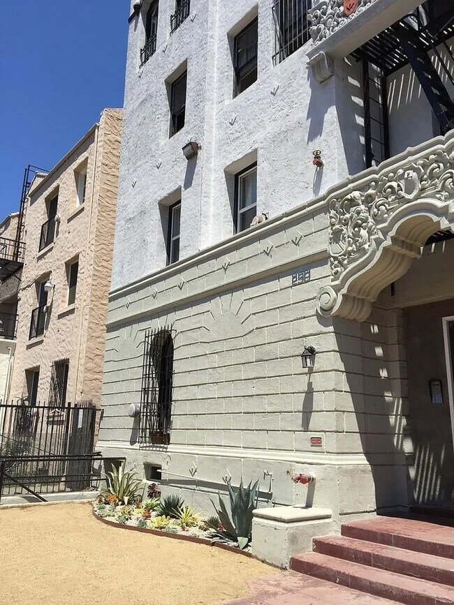 Foto del edificio - 250 S Kenmore Ave