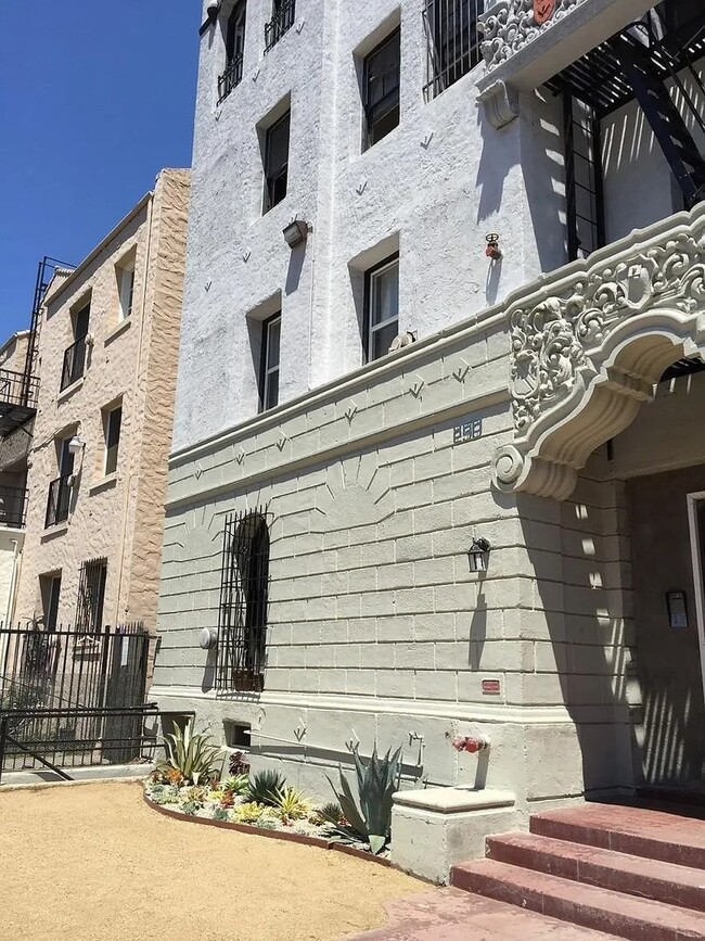 Photo - 250 S Kenmore Ave (Los Angeles, CA) Apartment