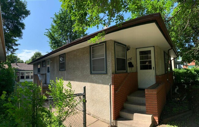 Foto del edificio - LARGE 3BED/1BATH/GARAGE/YARD - SINGLE FAMI...