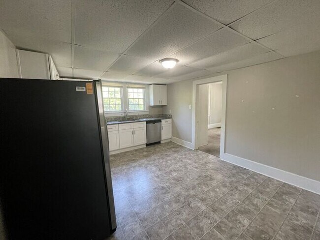 Foto del edificio - 4 bedroom 2 bath house