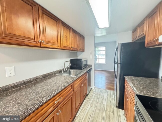 Foto del edificio - 6674 Ducketts Ln