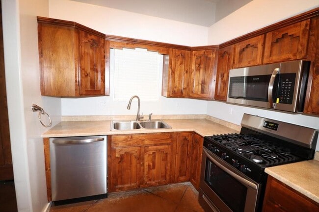 Building Photo - 1060 E Silver Lake Rd Unit 1