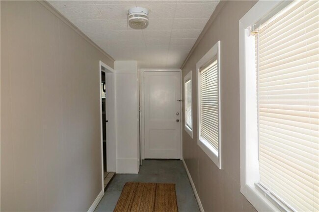 Building Photo - 402 W 11th St