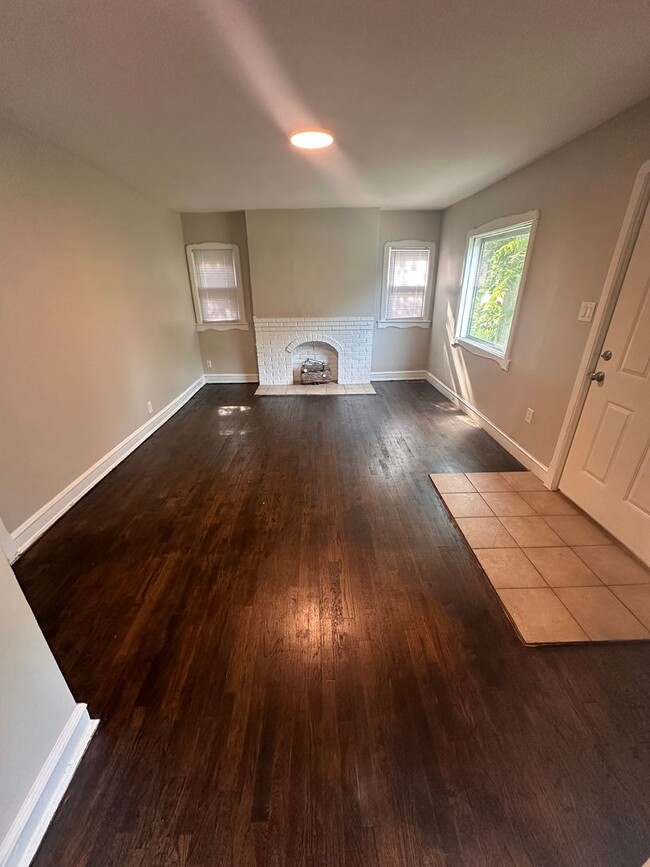 Building Photo - $900 - 2 bed 1 bath - Single Family Home