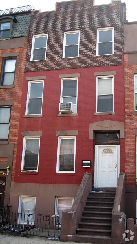 Primary Photo - 365 Hoyt St