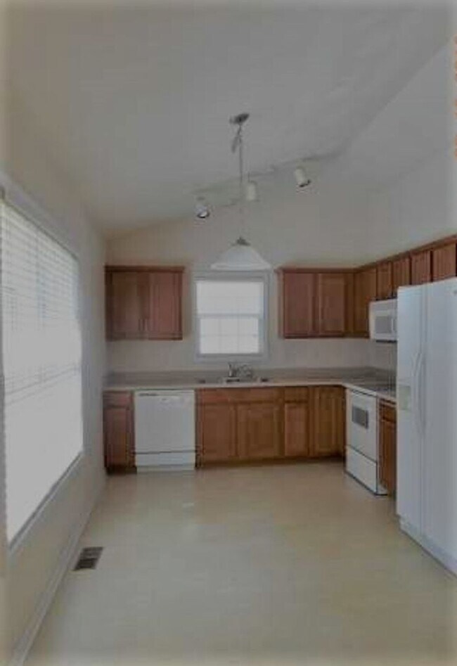 Foto del edificio - 4 Bedroom 2 Half Bath Townhouse with 2 Car...