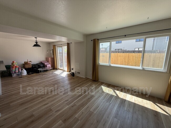 Foto del edificio - 1736 Sanders Dr