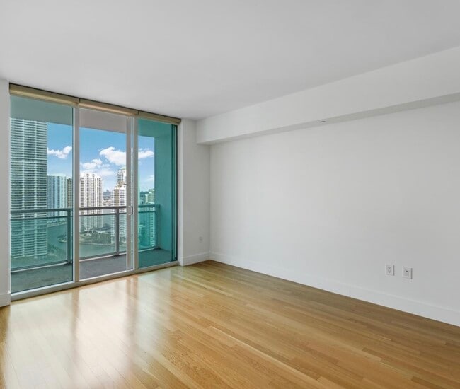 Building Photo - 950 Brickell Bay Dr