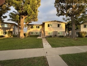 Building Photo - 3004 Royal Palm Dr