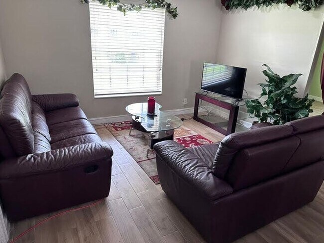 Foto del edificio - 5470 Lakewood Cir E
