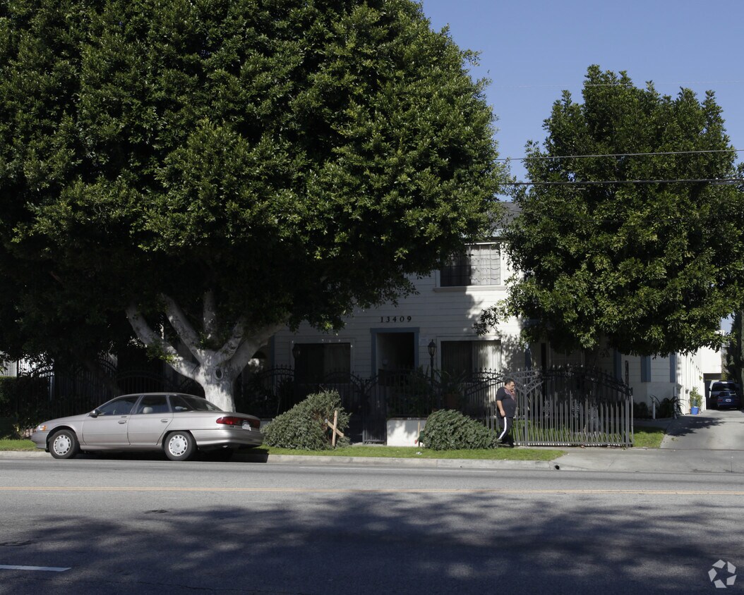 Primary Photo - 13409-13411 Victory Blvd