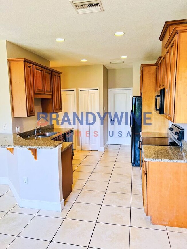 Building Photo - Townhome in the Gated Community of La Fortuna