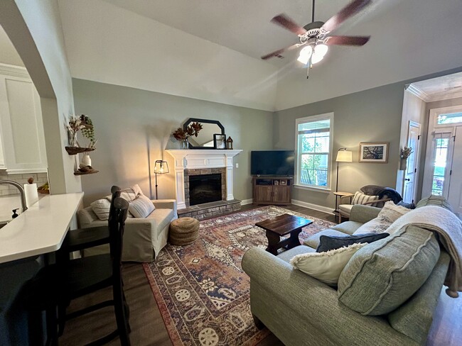 Building Photo - 305 Colonnades Dr
