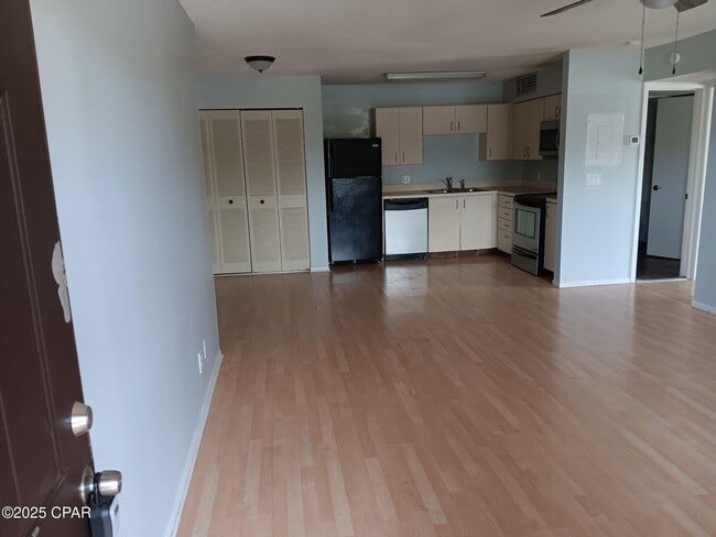 Building Photo - 300 Lakepointe Dr