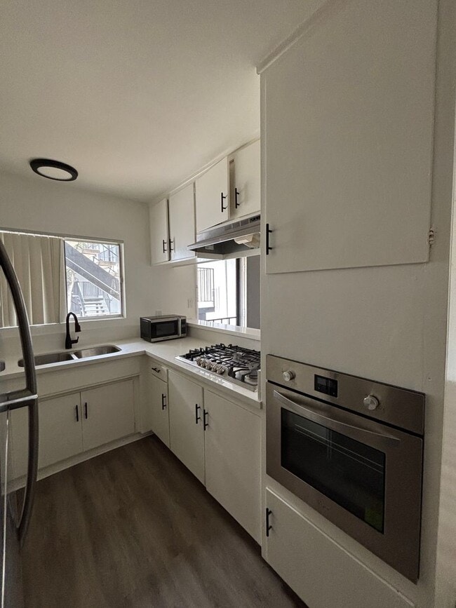 Building Photo - One-Bedroom Torrance Apartment with Stainl...