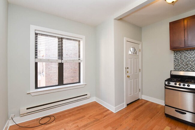 Foto del edificio - 3720.5 N Pine Grove Ave