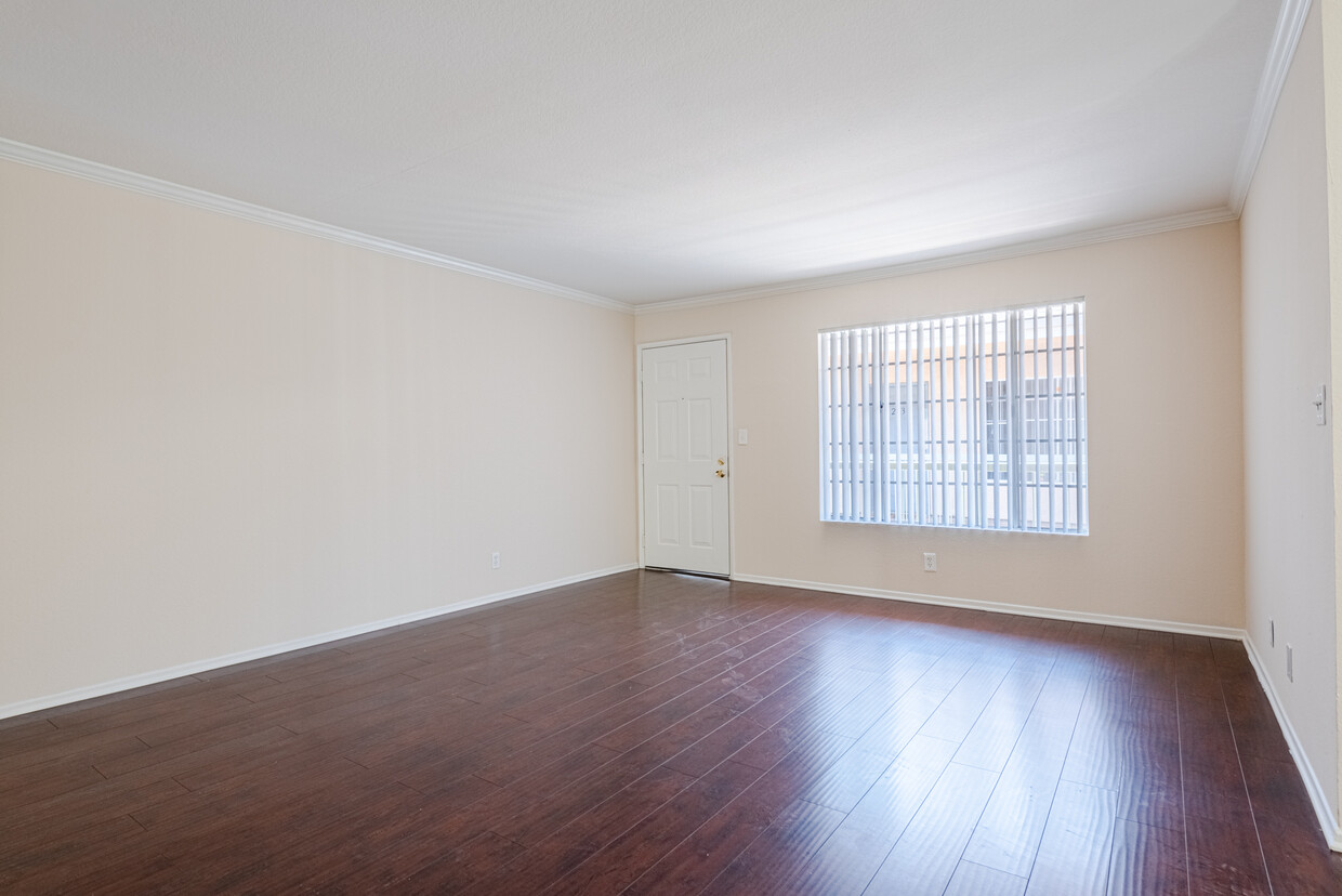 Foto principal - 612 E Cypress Ave