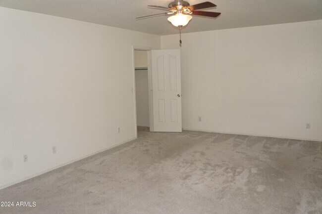 Building Photo - 2935 E Cherry Hills Dr