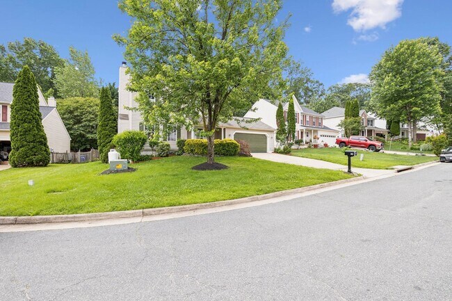 Foto del edificio - Featuring 4 spacious bedrooms and 3 modern...