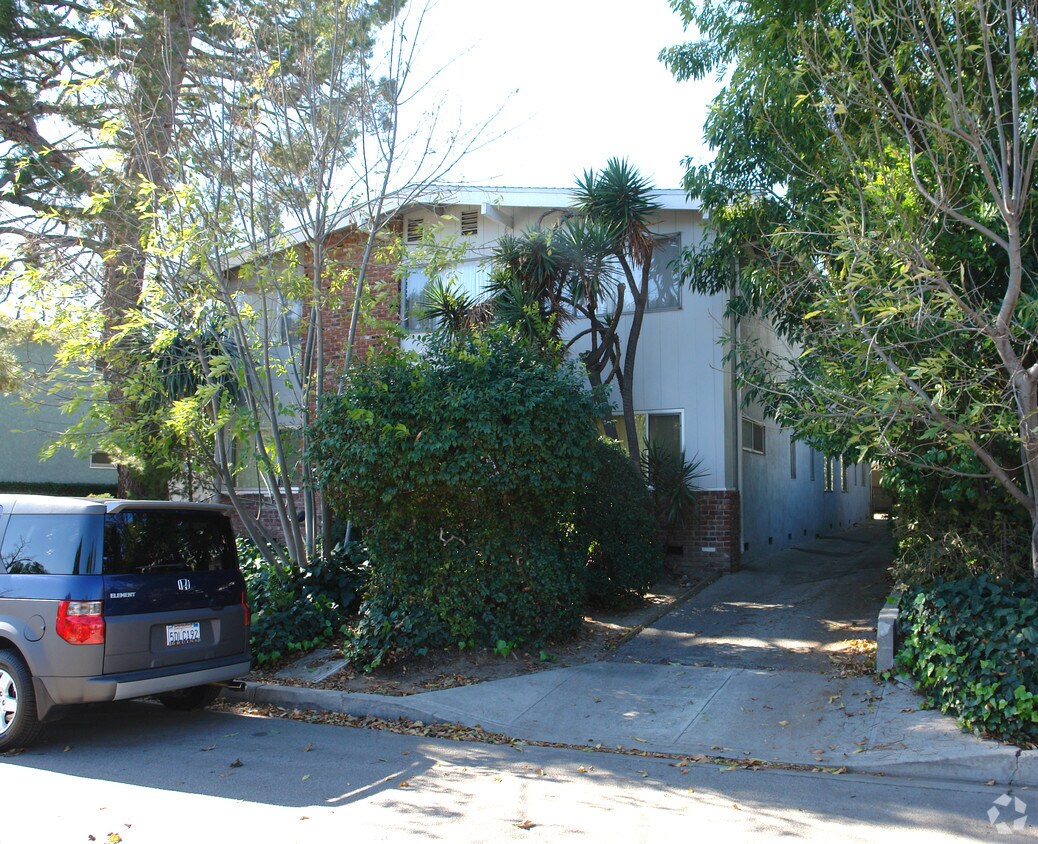 árbol obstruction no al lado de la vista o trasera - 5037 Cartwright Ave