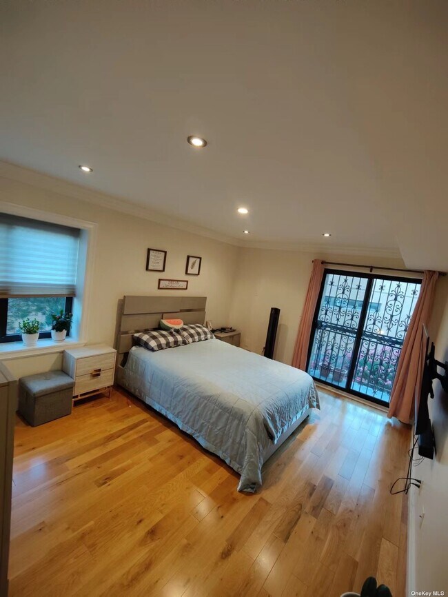 Foto del edificio - 75-32 Parsons Blvd