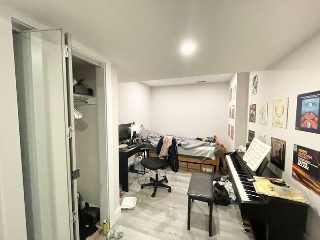 Foto del edificio - 5 Bed / 2.5 Bath Mission Hill Home | In-Unit Laundry | Garage Parking | 9/1